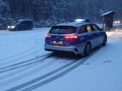 Zima zaskoczyła drogowców. Policja musiała wstrzymać ruch