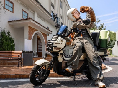 Skuter idealny, którego po prostu pokochasz. Square X125 gwarantuje bilet do taniej turystyki