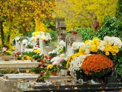 Moja babcia robi tak od lat. Zrób to, a wiatr już nigdy nie zdmuchnie wiązanek i zniczy