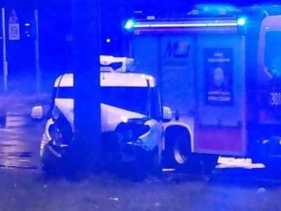 Samochód wypadł z drogi na rondzie im. Dmowskiego w Lublinie i uderzył w słup latarni (zdjęcia)