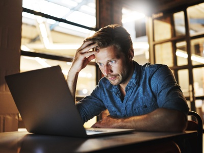 Coraz więcej Polaków korzysta z AI, ale nie każdy chce się do tego przyznać