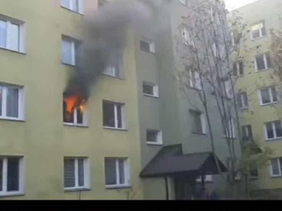 Pożar mieszkania na Rosochach w Ostrowcu. Strażacy przez ponad dwie godziny walczyli z ogniem