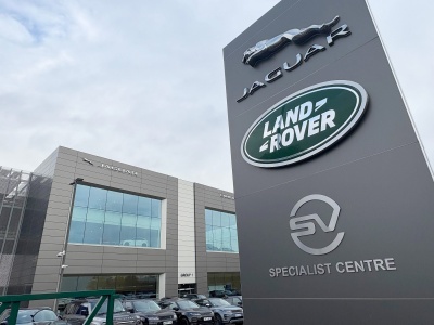 Cyberatak na JLR ujawnił słabość całej branży. 1,9 mld funtów strat