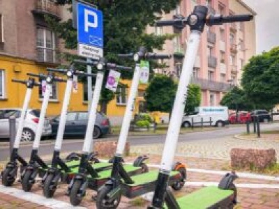 Koniec hulajnogowego chaosu na Woli. Burmistrz zapowiada rewolucję w przestrzeni publicznej