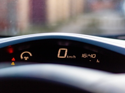 Zmiana czasu na zimowy 2025. Jak przestawić zegarek w samochodzie?