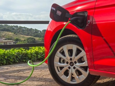 Hybrydy plug-in emitują prawie tyle co samochody spalinowe. Nowy raport nie pozostawia złudzeń