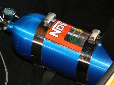 Niezwykła instalacja gazowa w samochodzie. Gaz rozweselający kierowcę