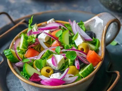 Sałatka z serem feta pomidorem i ogórkiem