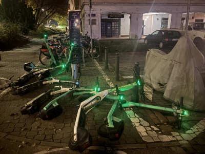 Radny Woli bierze się za hulajnogi elektryczne. Chce ustalić obszary, gdzie jazda nie będzie możliwa