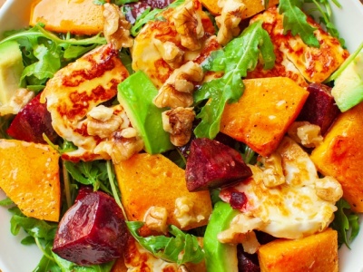 Sałatka z pieczoną dynią, serem halloumi i burakiem