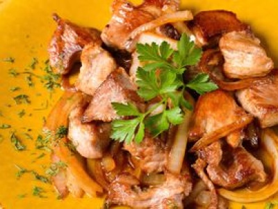 Dziadek robił po każdym świniobiciu. Zwykły gulasz może się schować