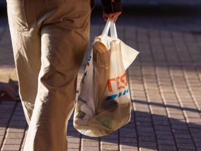 Brytyjski handel detaliczny nadal pod presją. Sprzedaż spada od ponad roku