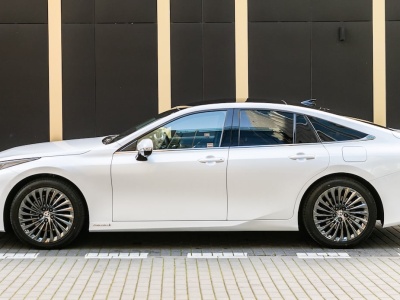 Cena luksusowej Toyoty spadła z 340 400 zł do 135 900 zł, a i tak nikt jej nie kupuje