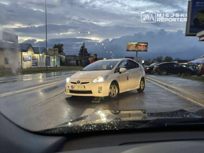 Kolizja na Ursynowie. Sprawca porzucił auto z urwanymi kołami na przystanku