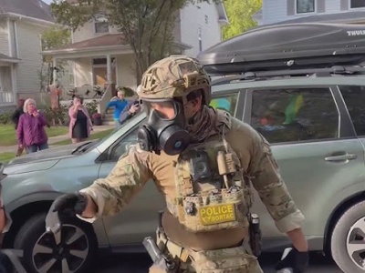 W sobotę rano agenci służb imigracyjnych użyli gazu łzawiącego podczas akcji w dzielnicy Old Irving Park