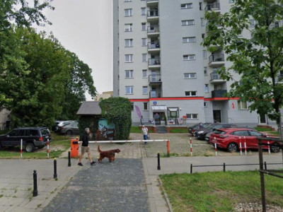 Dlaczego urząd miasta chce pozbawić mieszkańców Leszno 19 wiaty śmietnikowej i miejsc parkowania?