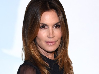 Jedna stylizacja, trzy imprezy: Cindy Crawford pokazuje, jak błyszczeć z klasą, a fani nie kryją zachwytu