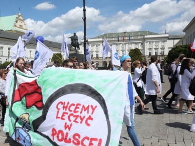 48 000 zł miesięcznie. Padła pierwsza propozycja limitu dla zarobków lekarza