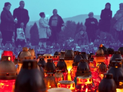 Okazja, aby kupić tanie znicze i kwiaty. Tylko w wybrane dni