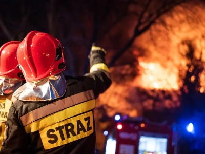 Kłęby dymu widać z kilku kilometrów. Potężny pożar hali