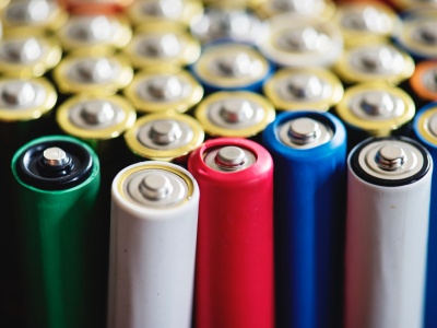 Organiczna bateria pokonuje limity. Dziesiątki tysięcy ładowań prawie bez utraty mocy