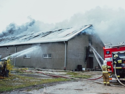 Potężny pożar hali produkcyjnej w powiecie lublinieckim. Na miejscu wiele zastępów straży