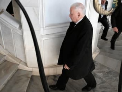 Afera wokół działki pod CPK. PiS zawiesza dwóch posłów