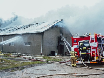 Pożar hali w Sadowie. W akcji ponad 40 zastępów