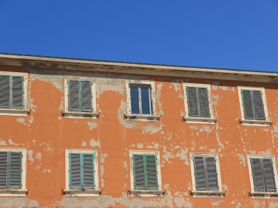 Mieszkańcy mają dość. Od 3 lat żyją za folią z grzybem i wilgocią