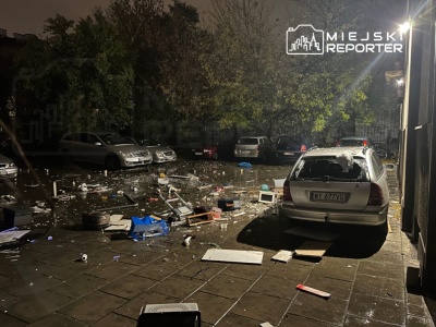 Trwa akcja służb na Mokotowie. Mężczyzna wyrzuca przedmioty z okna. Mikrofalówka uderzyła w auto. Na miejscu kontrterroryści