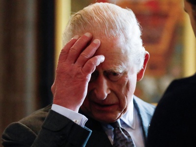 Zaskakujące sceny z udziałem króla Karola III. Został zaatakowany przez protestującego