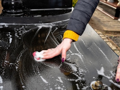 To dlatego ma wymytych nagrobkach powstają brzydkie smugi. Wielu popełnia ten błąd