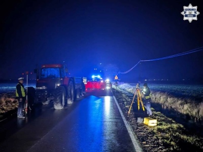 Tragiczny wypadek z udziałem ciągnika. 50-letni pieszy zginął potrącony przez BMW