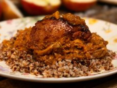 Udka z kurczaka z jabłkami i cebulą. Obiad dla całej rodziny prosto z piekarnika