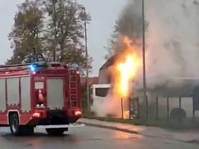 Pożar autobusu przy Aldi. Ogień pojawił się nagle