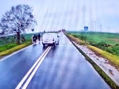 Dzieci wchodzą na pasy, a busiarz wyprzedza na podwójnej ciągłej. Chwile grozy na drodze