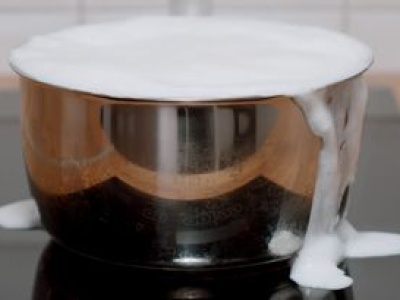 Wlej odrobinę do gotującego się mleka. Na pewno nie wykipi