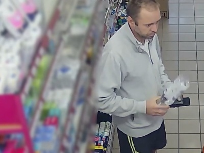 Olsztyn. Seria kradzieży sklepowych. Policja opublikowała wizerunek mężczyzny