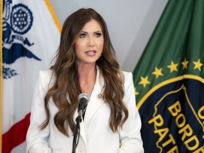 Zmiany w kierownictwie służb imigracyjnych mają przyspieszyć deportacje nielegalnych imigrantów