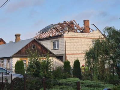Zniszczony dom w Wyrykach. MON składa propozycję
