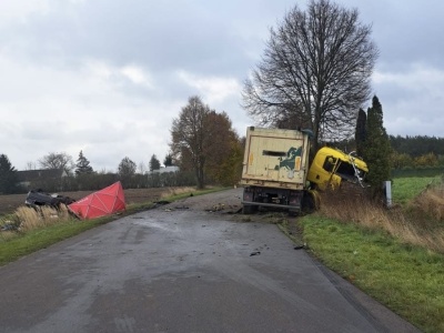Czołowe zderzenie samochodu osobowego z ciężarówką. Nie żyje 27-latek. Drugi z kierowców ranny
