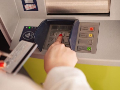 Santander zwrócił klientom pieniądze. Ekspert: Z bankomatów i terminali najlepiej korzystać przez Blika