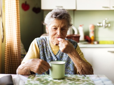 Seniorzy powinni jeść regularnie. Poprawia odporność i opóźnia starzenie się