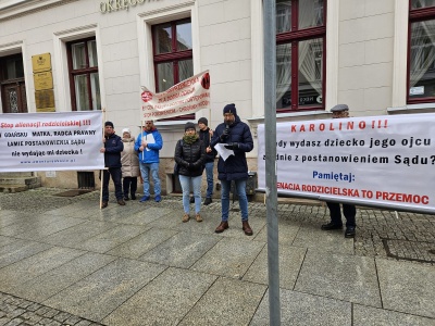 Ojcowie domagali się swoich praw, czyli kontaktów z dziećmi. Protest w Toruniu