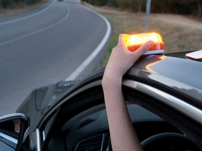 Nowe obowiązkowe wyposażenie w aucie. Sygnalizator zamiast trójkąta