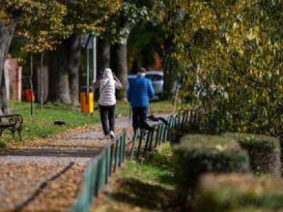 Naukowcy: dłuższy spacer lepszy niż kilka krótkich