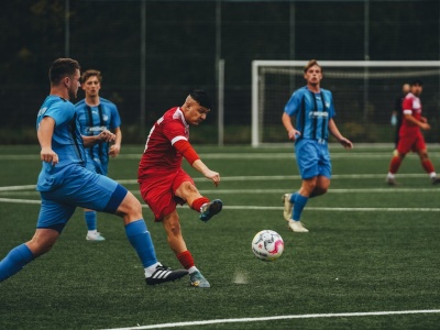 Jak rozpoznaje się przewinienie taktyczne w piłce nożnej?