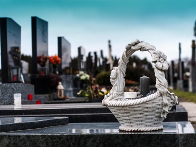 Nawet 200 zł za sprzątanie grobów na Wszystkich Świętych