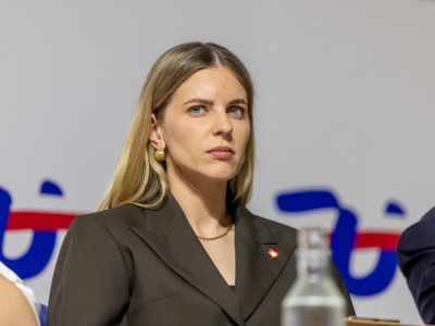 Matki nie dostaną pieniędzy od państwa, bo pracowały. Ministerstwo pracy zabiera głos