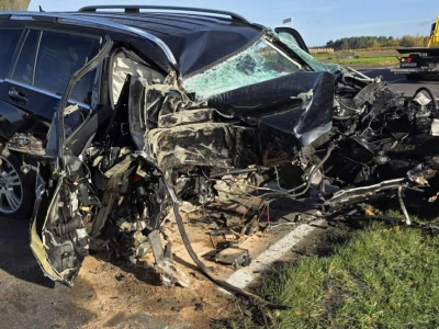 Wypadek na drodze Opatówek-Koźminek. Samochód uderzył w drzewo